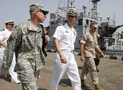 El comodoro John Moore (centro), tras llegar al puerto georgiano de Batumi en el destructor estadounidense  McFaul. 