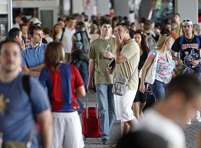 Viajeros ayer en la Estación Sur de Autobuses.