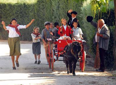 Ana Mena, subida a un carro y con trenzas, recrea la película  Un rayo de luz.  