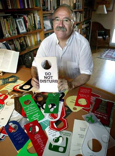 Carod Rovira con algunos de los carteles con el habitual 