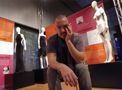 El diseñador Juan Duyos, en la exposición   20 iconos del siglo XX,   en el Museo del Traje.