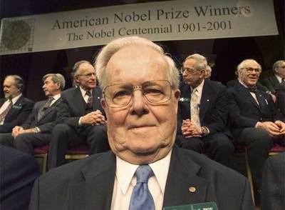 Thomas Weller, en una reunión de galardonados con el Nobel, en Estocolmo en 2001.