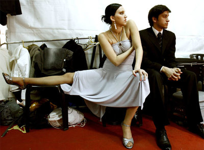 Una pareja espera su turno para participar en la modalidad Salón durante una ronda preparatoria.