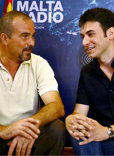 José Durá, patrón del 'Francisco y Catalina', y Manuel Manchón, director de 'Malta Radio'.