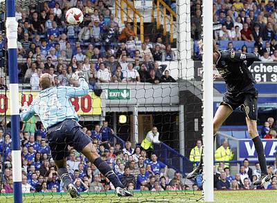 Crouch cabecea a la red ante la estirada del meta del Everton.
