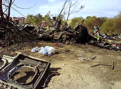 Lugar donde se estrelló el JK5022 el pasado día 20, donde todavía puede verse a los servicios de rescate.