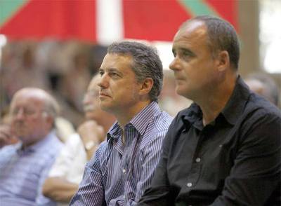 Iñigo Urkullu (con camisa de rayas) y Joseba Egibar, durante el mitin que el PNV celebró ayer en Zarautz.