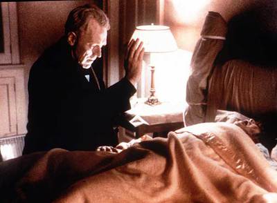 Max von Sydow, en plena acción en  El exorcista. 