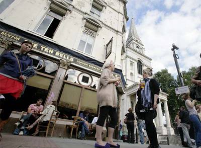 Junto a la silueta de la iglesia de Christ Church, el  pub  The Ten Bells permanece casi igual que en 1888, cuando lo frecuentaban las prostitutas que fueron víctimas de Jack el Destripador.
