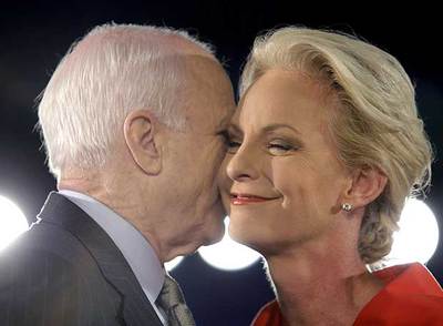 El senador John McCain besa a su esposa, Cindy, en un acto electoral en Wisconsin el 11 de julio de 2008.