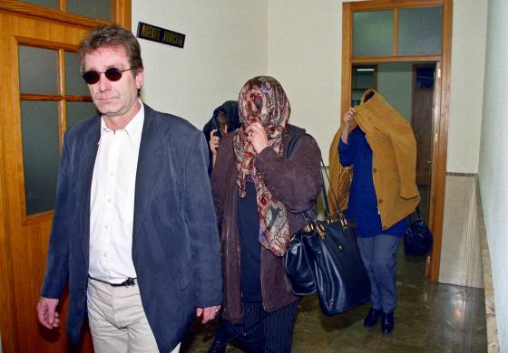 Dianna Ritter y unos familiares se cubren el rostro a su entrada en los juzgados de Palma de Mallorca el  11 de noviembre de 1997.