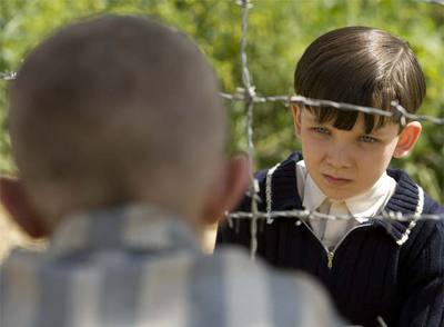 De frente, Bruno, el chaval protagonista del filme  El niño con el pijama de rayas.  