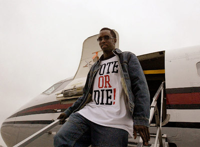 El  rapero  P. Diddy desciende de su avión privado.