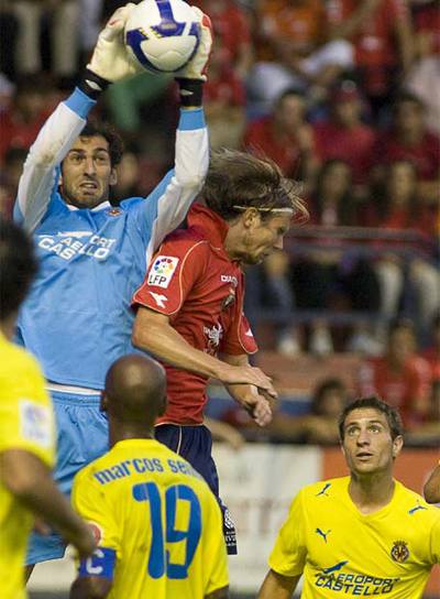 Diego López sale a atrapar el balón.