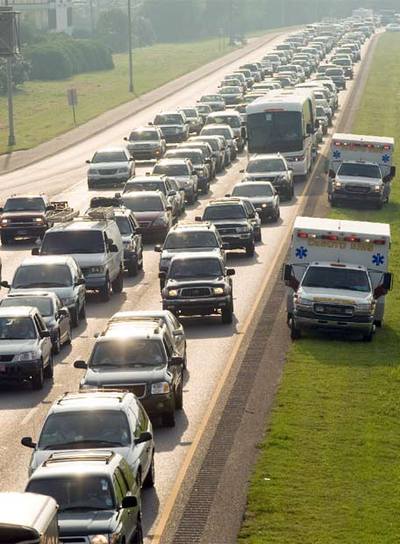 Centenares de miles de coches han colapsado las carreteras interestatales y las vías de acceso a Nueva Orleans.