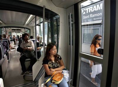 El tranvía, ayer, en la nueva parada de Sant Ramon.