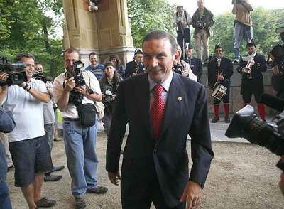 El  lehendakari Ibarretxe entra al Palacio de Miramar, para presidir la reunión del Consejo de Gobierno.