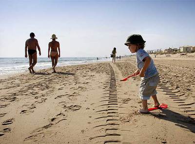 Los niños, debidamente protegidos, deben tomar el sol porque lo necesitan para un buen desarrollo óseo.