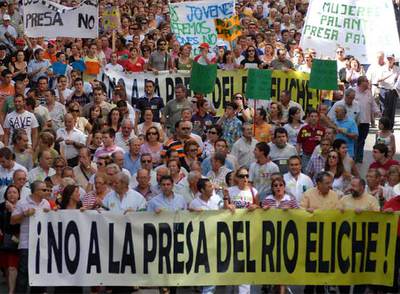Cientos de personas, contra la presa en Los Villares