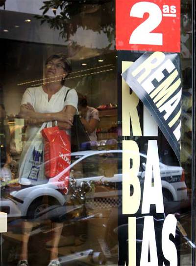 Una cliente, en una tienda en Valencia.