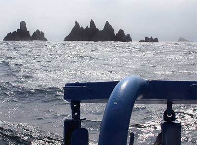 Vista de las rocas de Ortegal desde la cubierta del antiguo pesquero  Artal  , reconvertido en barco turístico. 