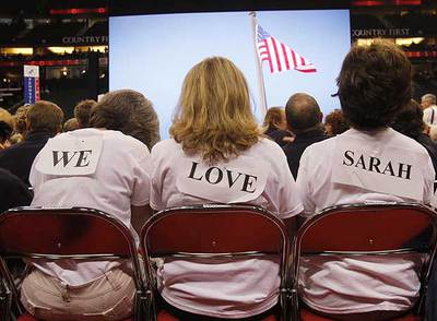 Partidarias de Palin muestran su apoyo a la candidata con estos carteles: 