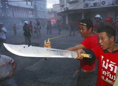 Partidarios del primer ministro tailandés, durante los enfrentamientos contra opositores al Gobierno, cerca de la sede del Ejecutivo en Bangkok.