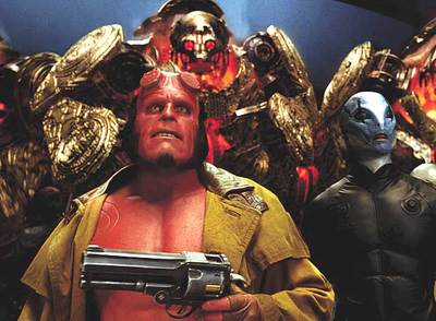 Hellboy y Abe (derecha), preparados para la batalla en  Hellboy II: el ejército dorado.  A la derecha, dos viñetas con Hellboy de crío dibujadas por Mignola.