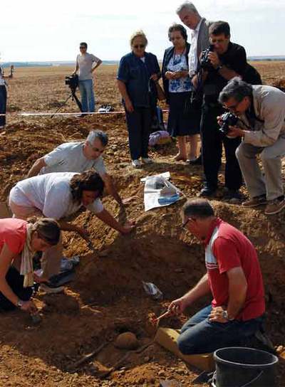  TRABAJO DURO EN LEÓN  Los trabajos de la fosa común de Izagre (León) avanzan lentamente porque es un trabajo muy duro. Los investigadores comenzaron el martes la apertura de la fosa, en la que en 1936 fueron enterrados 10 republicanos