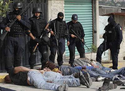 Varios secuestradores detenidos durante el rescate del martes, custodiados por la policía mexicana.