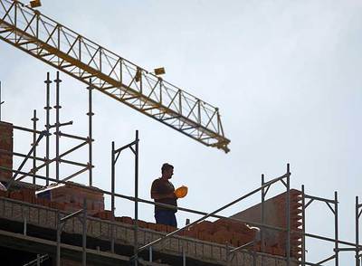 Un obrero descansaba ayer en una de las obras de  Montecarmelo. La construcción es uno de los sectores más afectad0s por el paro.