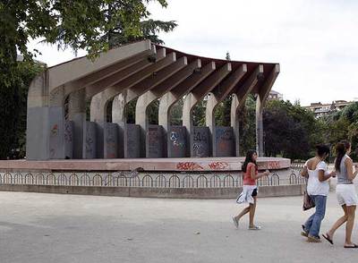 Tres jóvenes pasean junto al auditorio del parque de Berlín.