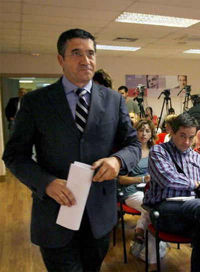 Patxi López, antes de iniciar la rueda de prensa de ayer en Bilbao.