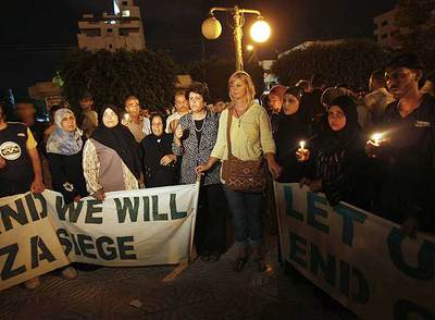 Lauren Booth, en el centro, en un acto de protesta ayer en Gaza.