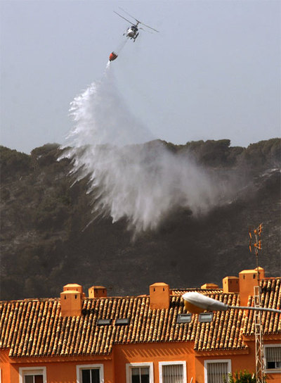 Un helicóptero refrescaba ayer la zona para evitar la reproducción del fuego.