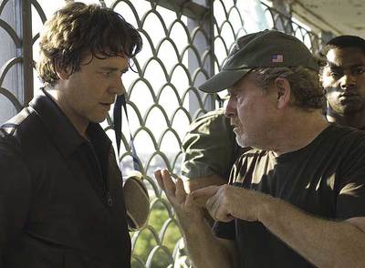 Ridley Scott, con gorra, da instrucciones a Russell Crowe en el rodaje de  American gangster. 