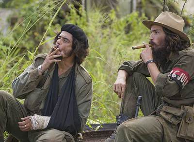 Benicio del Toro (como el Che), a la izquierda, y Santiago Cabrera (como Camilo Cienfuegos), en  Che, el argentino. 