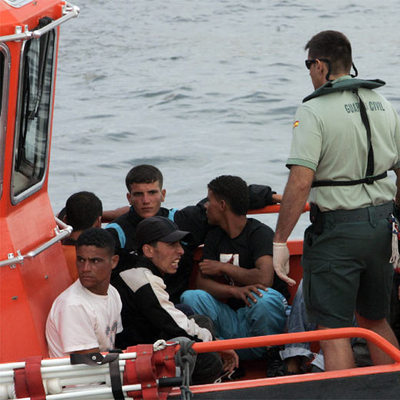 Varios de los inmigrantes, ayer, a su llegada al puerto de Alicante.