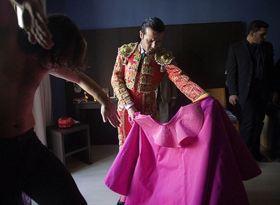 Nacho Blanco torea a Frederic Gómez en la presentación, en diciembre de 2007 en el Espai Brossa, de  El llanto,   de Jaime Villanueva.