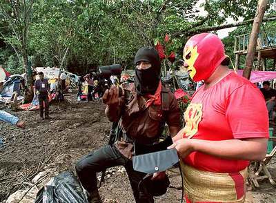 Superbarrio Gómez (a la derecha) con un miembro  del Ejército Zapatista de Liberación Nacional,  en Chiapas en agosto de 1994.rnFoto: Gerardo Magallon
