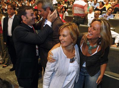 Leire Pajín y Trinidad Jiménez; detrás, el líder del PSM, Tomás Gómez, saluda al secretario de UGT-Madrid, José Ricardo Martínez.