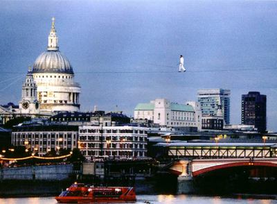 El funambulista Jade Kindar-Martín (Montreal, 1974) cruzará andando sobre un cable los 120 metros que separan el Instituto Cervantes del Círculo de Bellas Artes. En la foto, cruzando el Támesis.