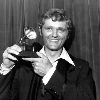 Jerry Reed recoge un premio Grammy en 1972.