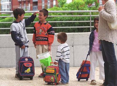 Varios niños con sus mochilas a punto iniciar el pasado curso escolar, en un centro de Primaria de San Sebastián.
