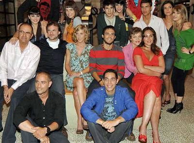 Abajo a la izquierda, el nuevo fichaje de la serie, Michel Brown, junto a sus compañeros de reparto.