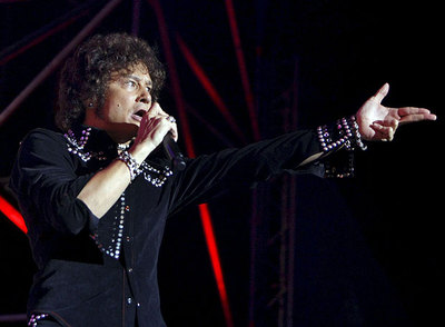 Enrique Bunbury durante el concierto en Zaragoza con el que inauguró la gira  Hellville de tour  el pasado sábado.