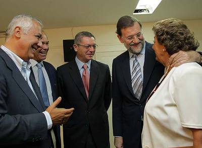 De izquierda a derecha, Javier Arenas, Pío García-Escudero, Alberto Ruiz-Gallardón, Mariano Rajoy y Rita Barberá, ayer en Madrid.
