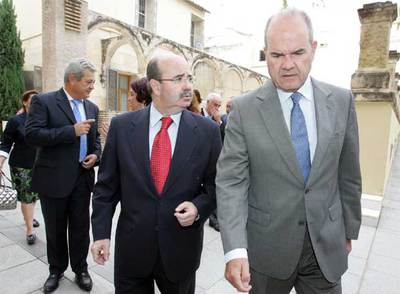 Gaspar Zarrías, vicepresidente del Gobierno andaluz, y Manuel Chaves, ayer en Córdoba.