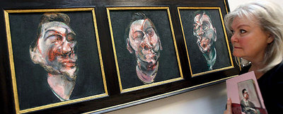 Una visitante de la exposición contempla el tríptico  Tres estudios para un retrato de George Dyer,  pintado por Bacon en 1963.