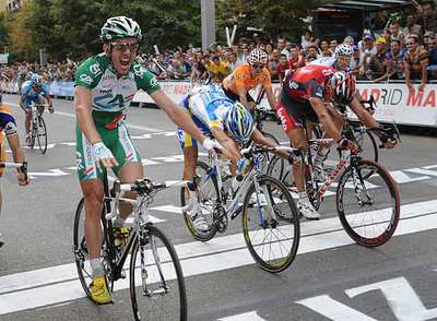 Sébastien Hinault (a la izquierda), en el momento de imponerse al  sprint  en Zaragoza.